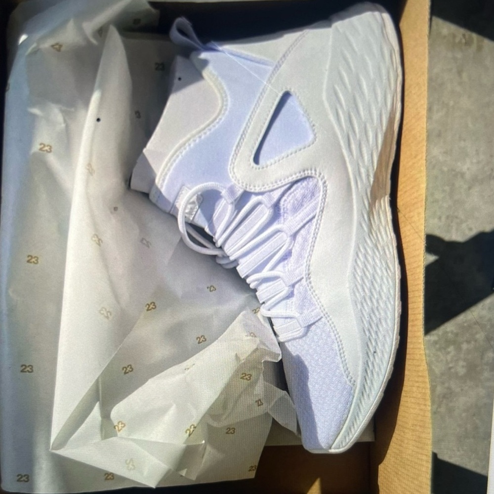 NWB white leather Jordan men White Sneakers size 10.5 - Picture 2 of 4
